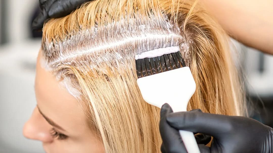 Jak nakładać farbę na odrosty, aby uniknąć niechcianych efektów