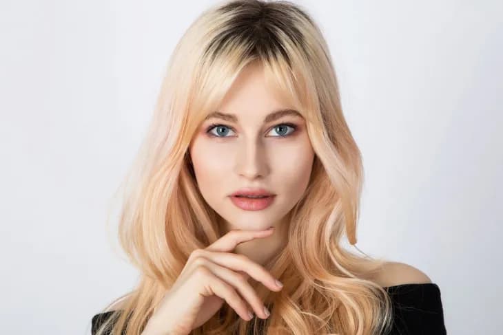 Jak farbować odrosty przy pasemkach, aby uniknąć nieestetycznego efektu