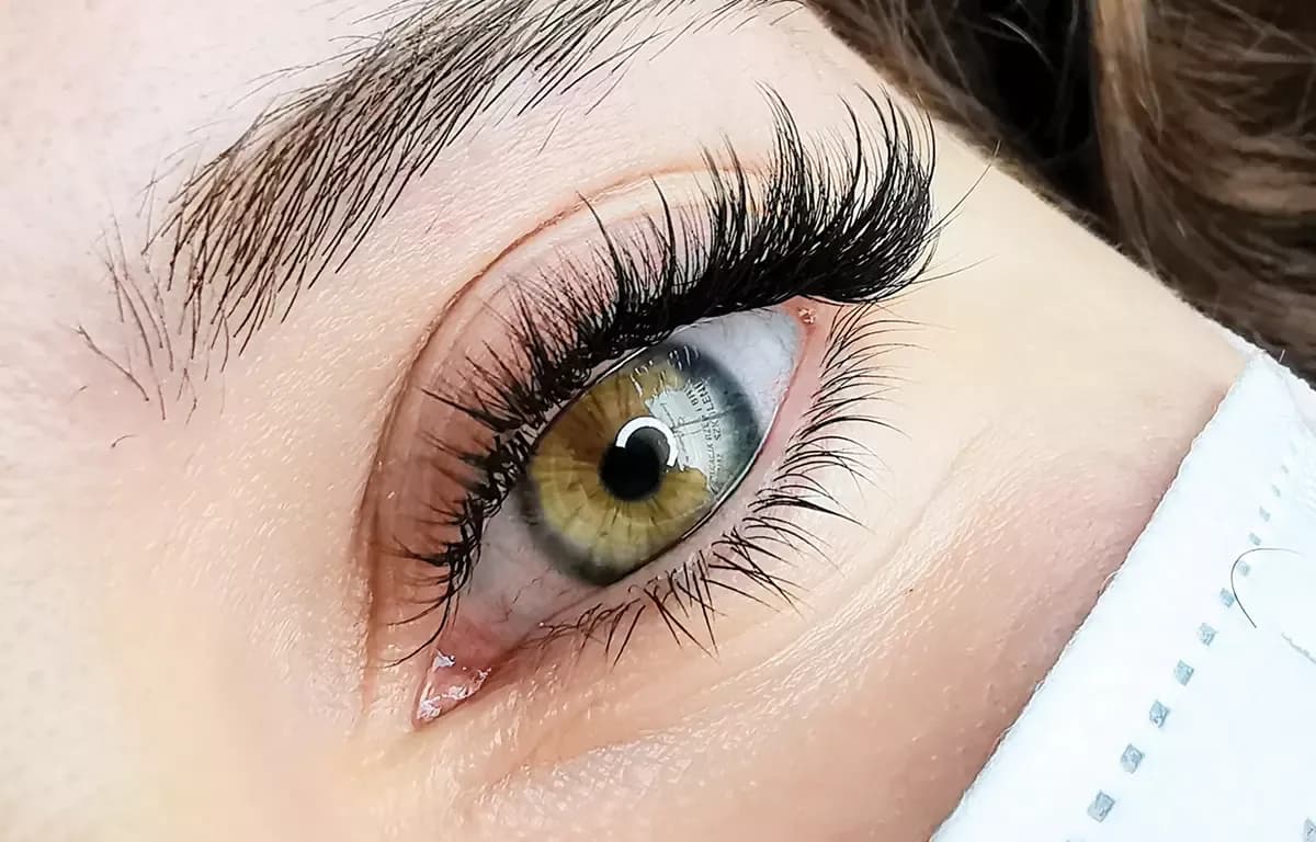 Rzęsy efekt Kim Kardashian – jak uzyskać idealny wygląd i uniknąć błędów