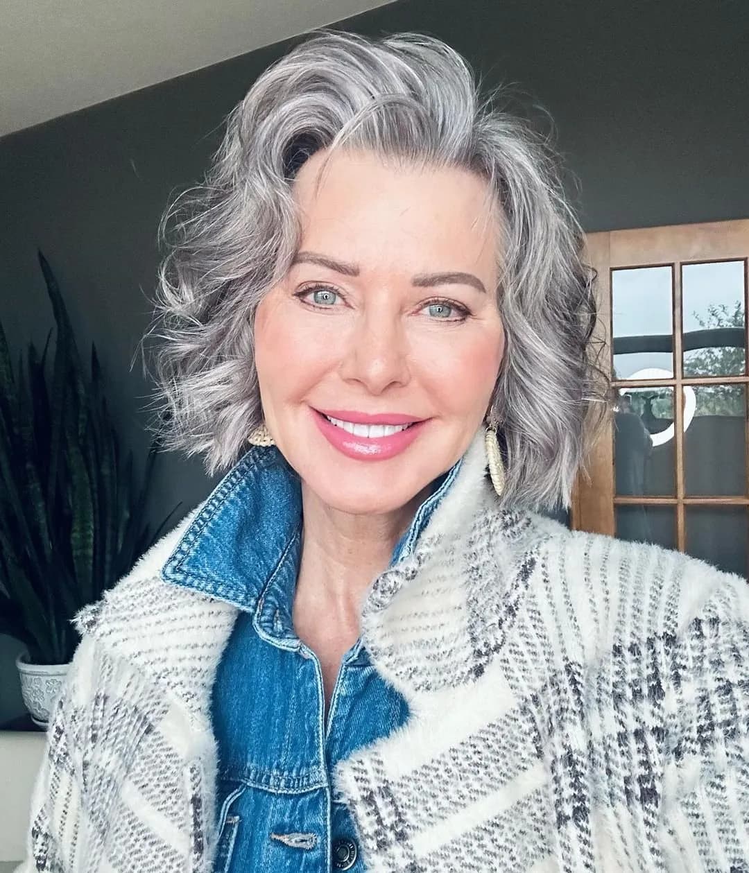 Fryzury które odmładzają po 60 – trendy, które dodają lat młodości