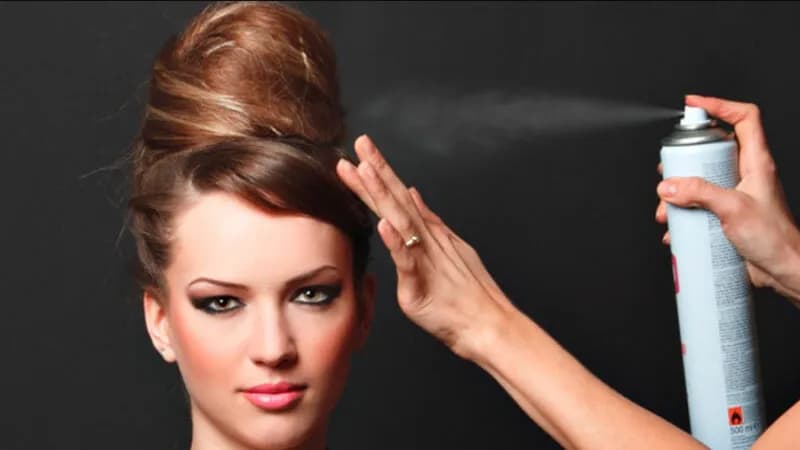 Jaki lakier do włosów wybrać, aby uniknąć zniszczenia fryzury?