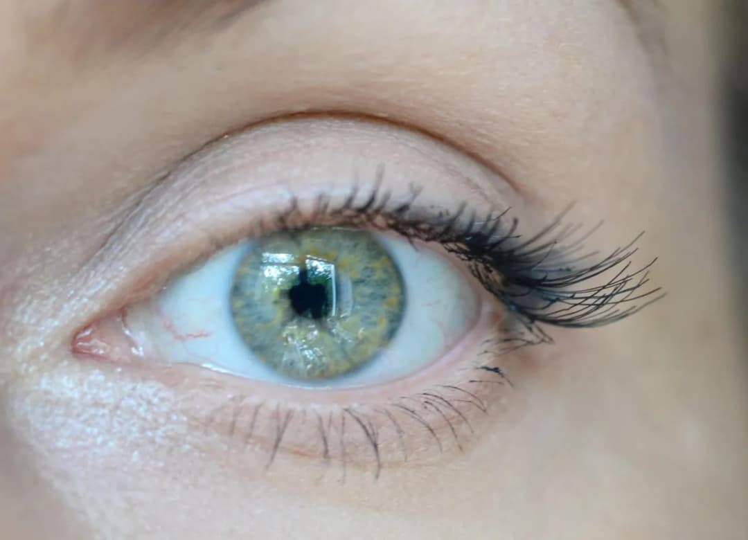 Ile trzymają się sztuczne rzęsy? Poznaj sekrety ich trwałości