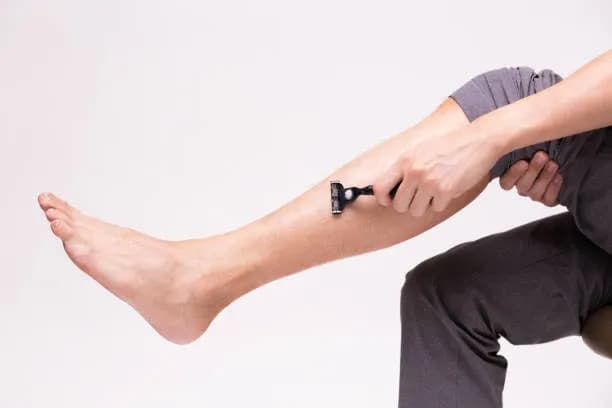 Kiedy zacząć golić włosy na nogach? Odpowiedzi i ważne wskazówki