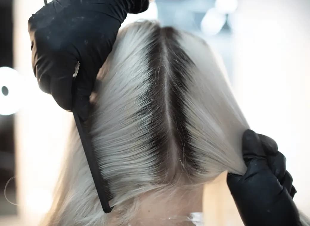 Co to są odrosty na włosach i jak je skutecznie ukryć?