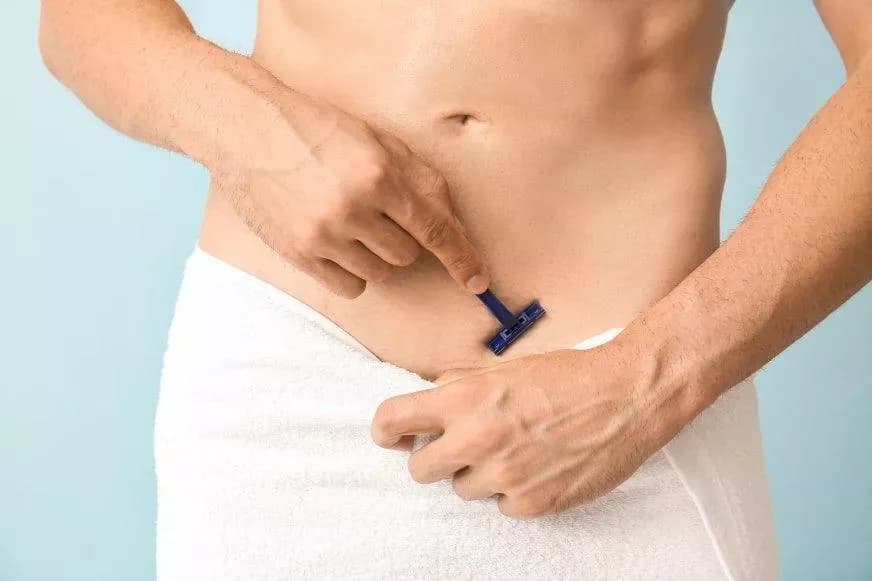 Czy mężczyźni powinni golić miejsca intymne? Oto co musisz wiedzieć