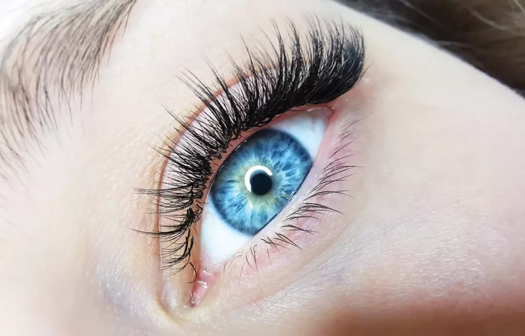 Rzęsy efekt Kim cena - ile naprawdę kosztują stylowe rzęsy?